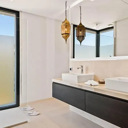 V - Chic 6-bedroom In Olivos, Вилла