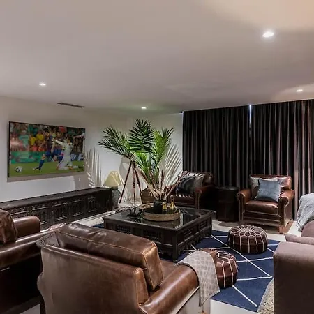 V - Chic 6-bedroom In Olivos,